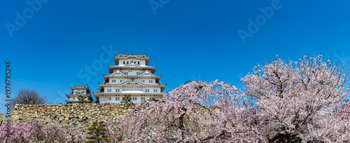 姫路城_江戸時代初期の建築がそのまま残る「現存12天守」の一つ、特に大天守と3つの小天守が渡櫓で結ばれた連立式天守の姿は壮観