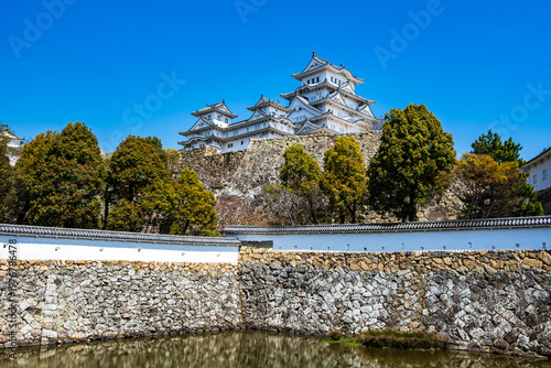 姫路城_江戸時代初期の建築がそのまま残る「現存12天守」の一つ、特に大天守と3つの小天守が渡櫓で結ばれた連立式天守の姿は壮観