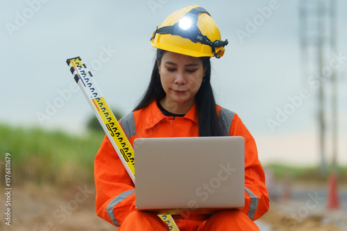 Foto Civil engineers are inspecting the completeness of the road construction at the wind farm