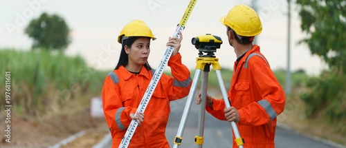 Foto Civil engineers are inspecting the completeness of the road construction at the wind farm