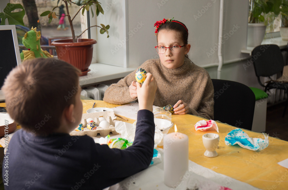 Ταπετσαρία Boy showing decorated Ukrainian pysanka egg to girl during craft lesson