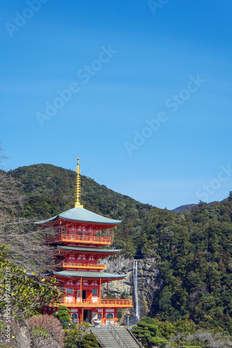 Cuadro en lienzo 日本：那智山 青岸渡寺【世界遺産／熊野三山】青空のコピースペースに塔と滝／和歌山県那智勝浦町