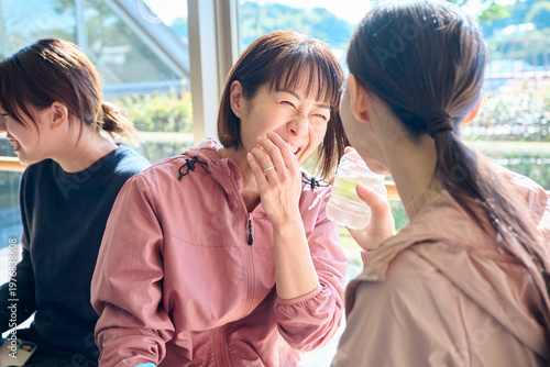 ダンスワークショップの休憩時間に談笑する参加者たち