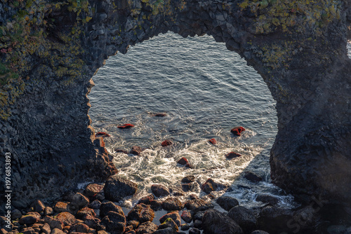 Billede på lærred The picturesque rock arch in Arnarstapi, situated on the Snæfellsnes Peninsula i