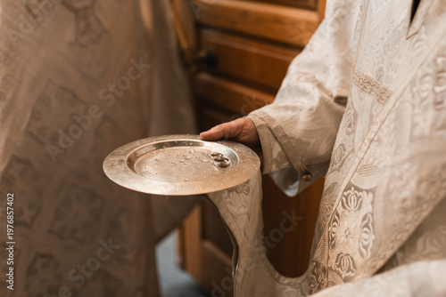 Foto Two wedding rings on a silver plate with droplets of holy water.