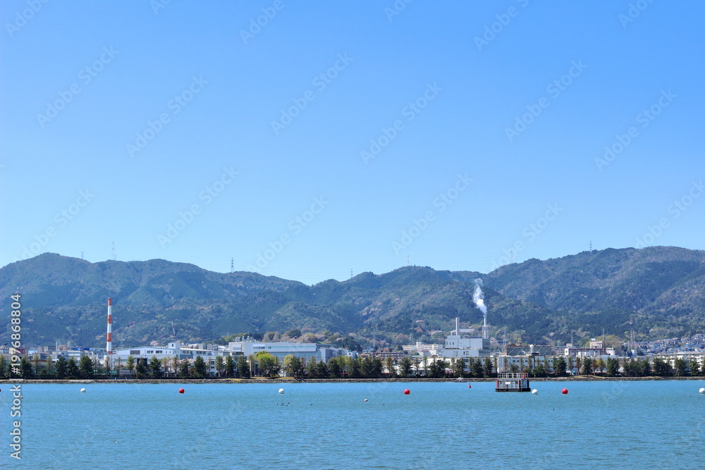 Fototapeta premium 瀬田から琵琶湖越しに見た石山と背景の山の風景