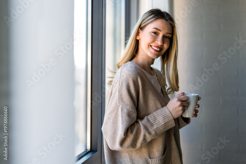 Foto Serene morning coffee moment by the window and the comforting ritual of a hot dr