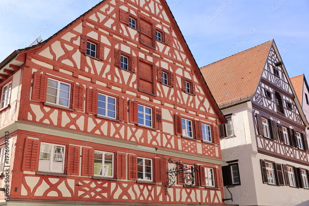 Fototapeta premium Historisches Fachwerkhaus im Zentrum von Bad Waldsee in Oberschwaben 