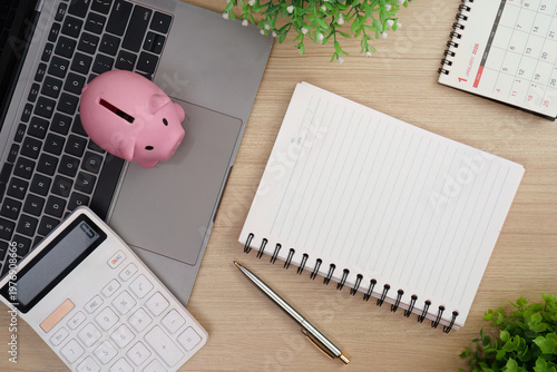 Foto Financial planning workspace with piggy bank and supplies
