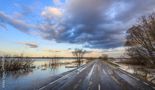 Φωτογραφία Flooded highway leads through waterlogged fields