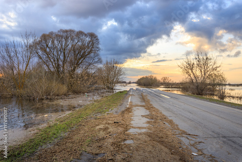 Bild auf Leinwand Flooded landscape meets a winding road