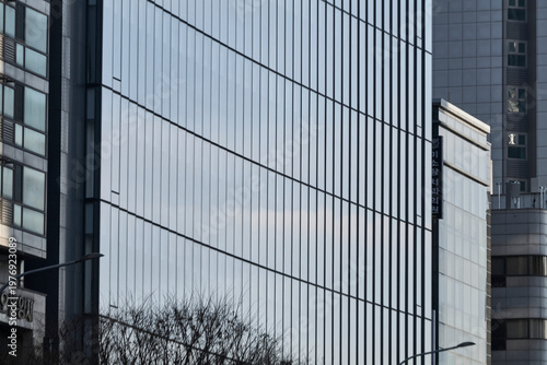 Принти на полотні Curving glass office facade with vertical mullions in cityscape
