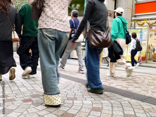 日本の仙台駅前のアーケード街を歩く人達
