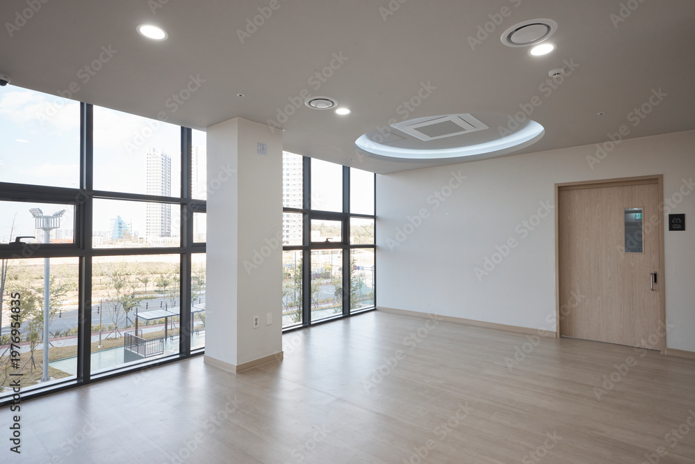 Fototapeta premium Minimal bright room with broad windows and soft white ceiling detail