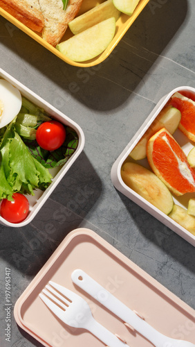 Foto Healthy lunch boxes with fresh food arranged on a table in a bright setting