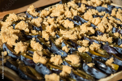 Pflaumenkuchen mit Streuseln - vor dem Backen