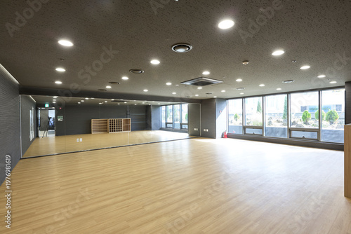 Billede på lærred Minimal empty multipurpose room with wood floor and warm ceiling lights