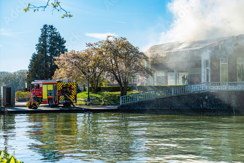 Incendie sur les berges du Lac d'Annecy, Annecy, Haute-Savoie