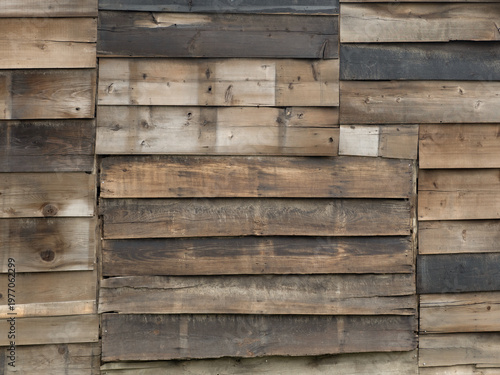 屋外に設置した古い板壁