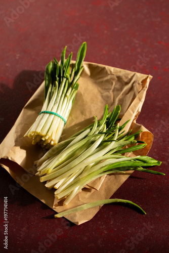 Foto Two bunches of fresh aromatic wild garlic
