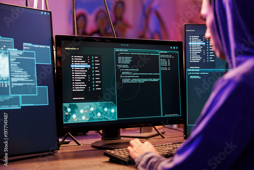Billede på lærred Hacker coding malicious software for password cracking in abandoned warehouse