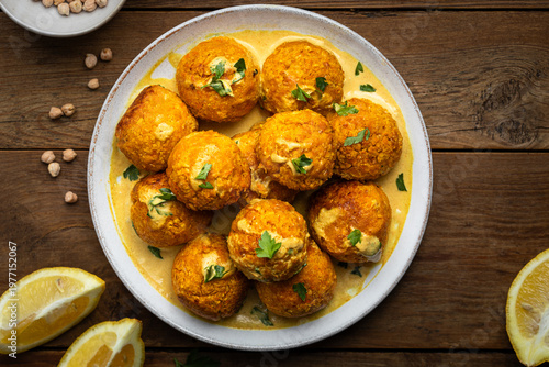 Foto boulettes falafels pois chiches carottes et crème curry