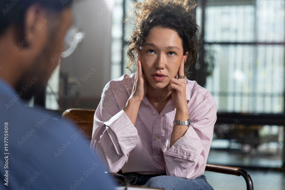 Obraz premium Woman client looking up thinking during session