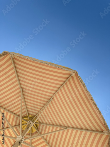 Schilderij op canvas Sunshade blue sky beach umbrella