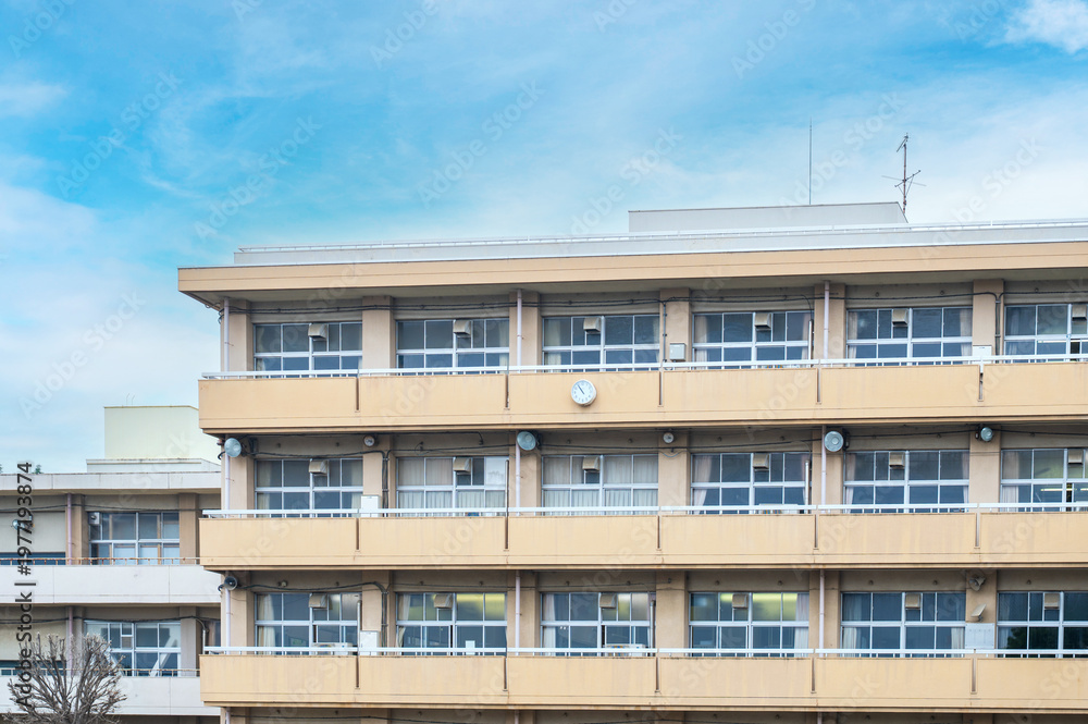 Obraz premium 日本の小学校建物と広がる空のイメージ