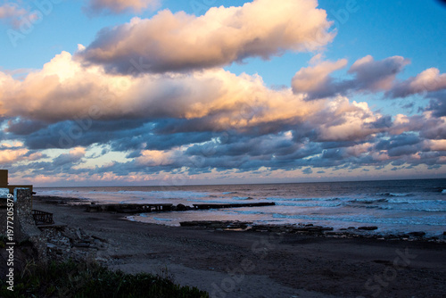 Paisaje nublado al amanecer en la costa marina
