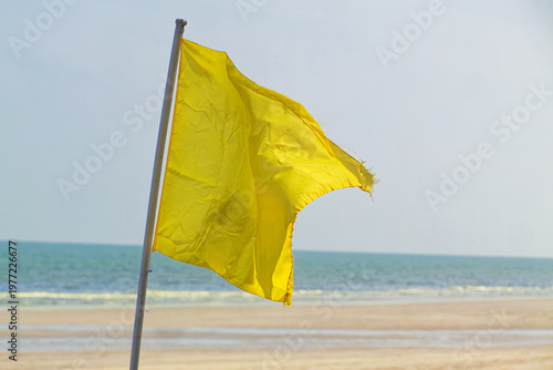 Gelbe Flagge am Strand