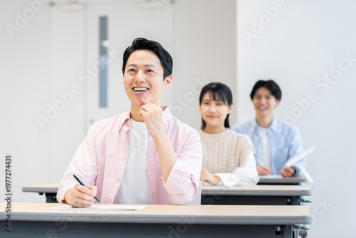 セミナーを受講するミドルの男性　撮影協力：学校法人電波学園　東京電子専門学校