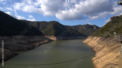 【宇連ダム】貯水率減少で地肌が剝き出しになったダム