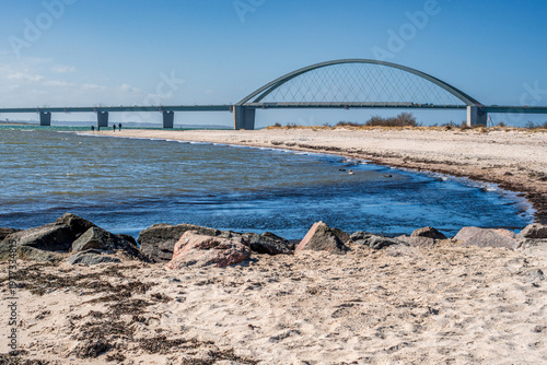 Der Strandabschnitt bei Fehmarnsund mit Fehmarnsundbrücke auf der Ostseeinsel Fehmarn