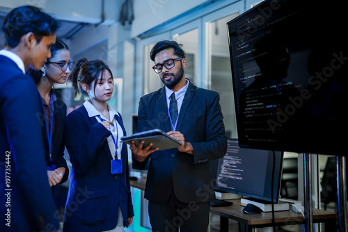 Foto Artificial intelligence research team evaluating neural network algorithm efficiency