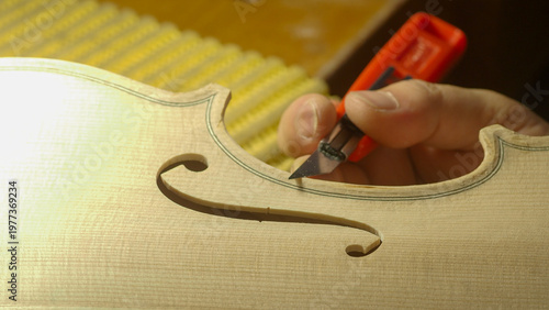 Obraz na plátně Master Craftsmanship Capturing the Intricate Detail of a Violin Body Being Caref