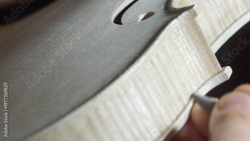 Foto Close Up of a Violin Maker Carefully Carving the F-Hole on a Beautifully Crafted