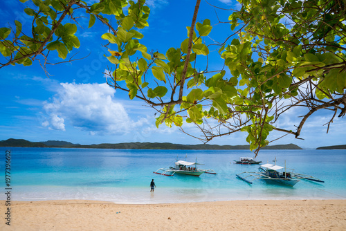 Canvas Print Pristine White Sand Beach with Traditional Bangka Boats in Palawan, Philippines
