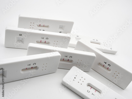 Foto Multiple Positive Rapid Antigen Test Cassettes Lateral Flow COVID-19 Medical Tes