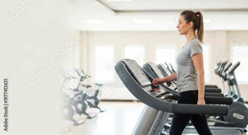 Mulher na academia em esteira fazendo cardio
