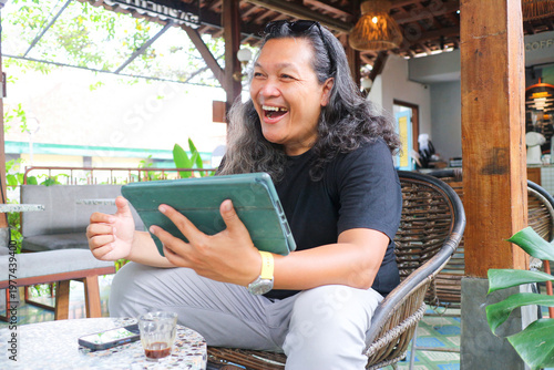 Fotografie Asian freelancer is mingle with client while talking about upcoming project