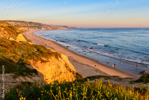 Obraz na płótnie Golden hour sunlight hitting the cliffs at Crystal Cove State Park