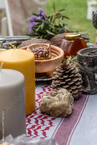 Altar ceremonial holístico con maíz ancestral, semillas, miel y elementos para sahumerio