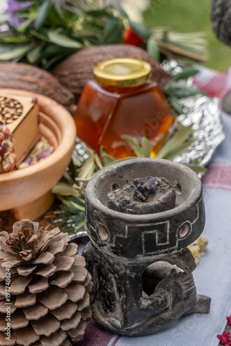 Altar ceremonial holístico con maíz ancestral, semillas, miel y elementos para sahumerio