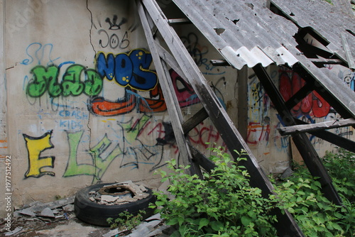 Foto Ruine Lost Place mit Graffiti an den Wänden
