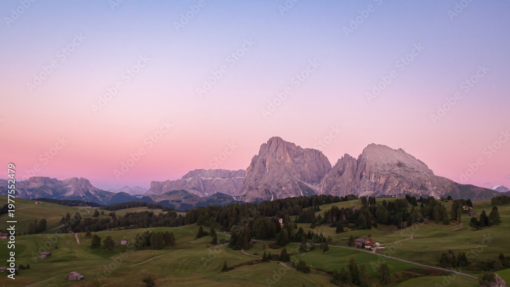 Obraz premium Dolomite mountains with langkofel and plattkofel during sunset