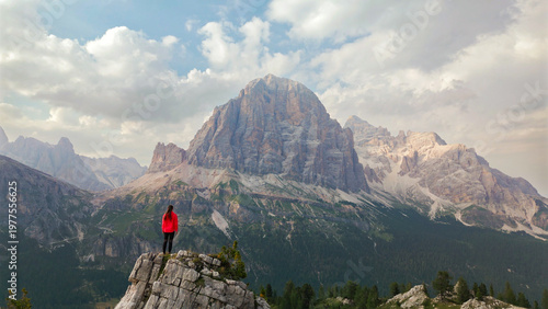 Foto Woman enjoying scenic mountain view in dolomites