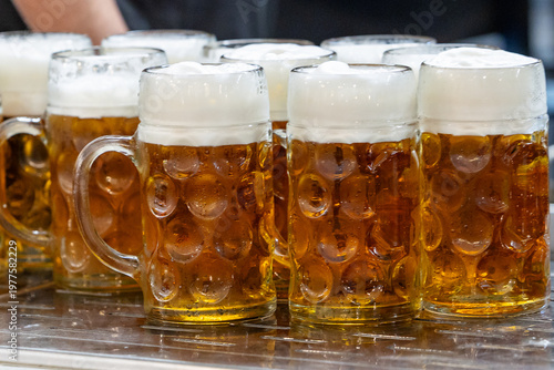 Quadro su tela Mehrere mit Festbier gefüllte Maßkrüge aus Glas stehen im Ausschank bereit