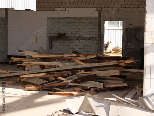 Tableau sur toile Wide shot of a large pile of splintered wooden beams and planks inside a
demolition site