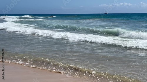 türkisblaues Wasser des Atlantik trifft auf den Strand von Jandia, Fuerteventura, 